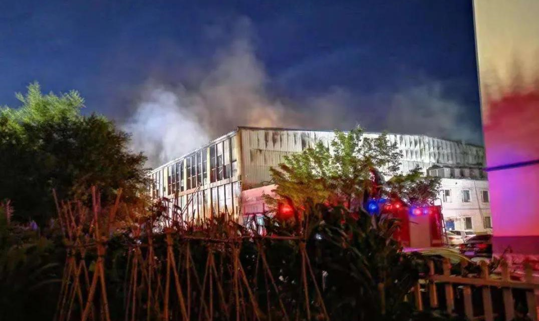 火勢兇猛，多人跳樓，大白天的物流倉庫火災咋導致40余人死傷失聯(lián)？